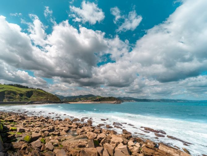 Rodeado de nubes: foto en Zumaia