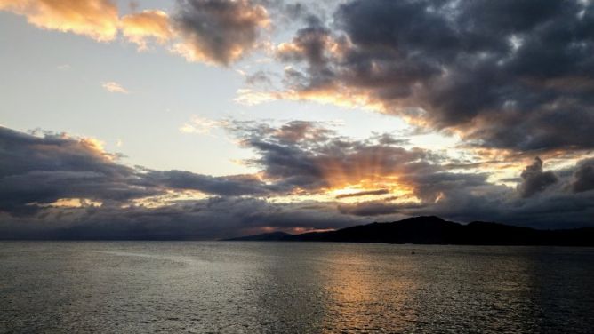 Rompiendo las nubes: foto en Zarautz