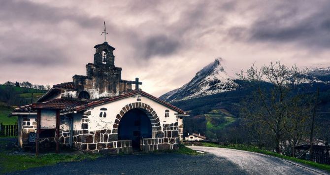 Saturdiko ermita eta Txindoki elurtuta: foto en Zaldibia