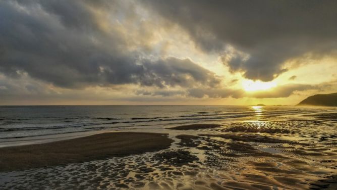 Sol entre nubes: foto en Zarautz