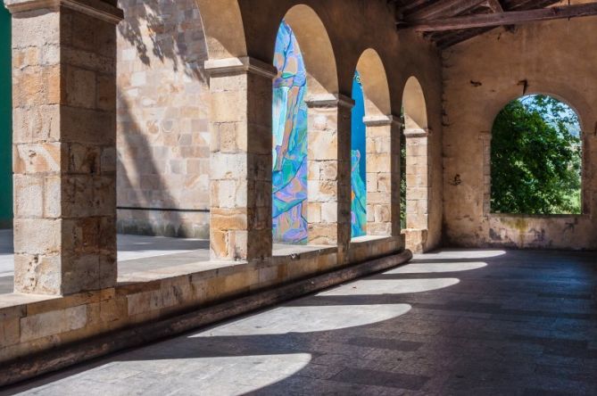 Sombras en el pórtico: foto en Segura