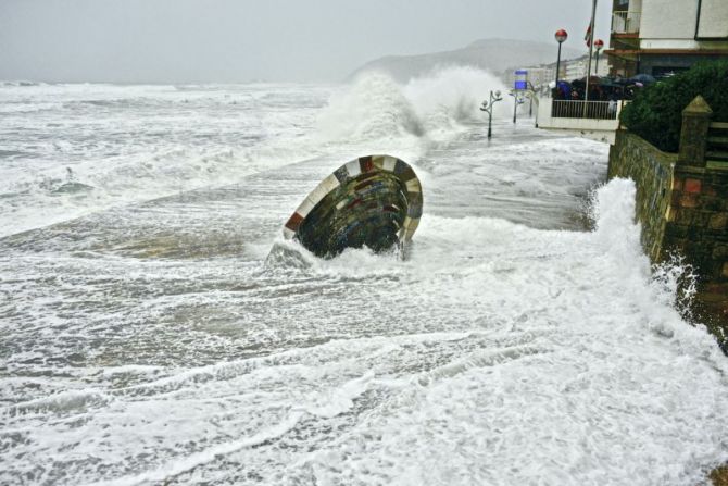 Temporal con grandes olas : foto en Zarautz