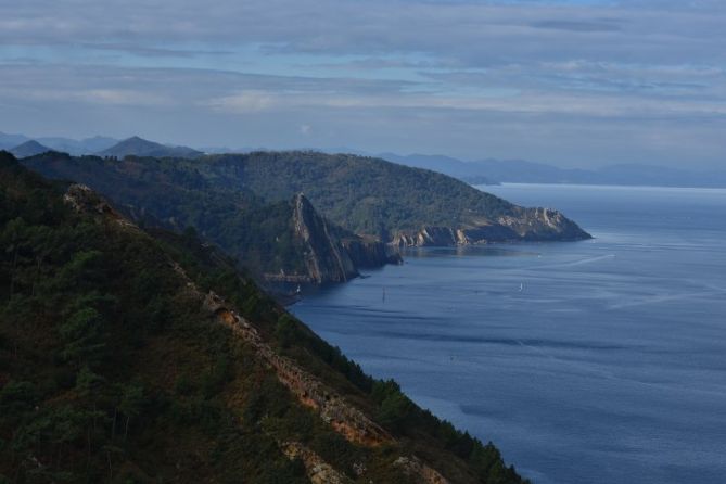 URDINA ETA VERDEA-AZUL Y VERDE: foto en Pasaia