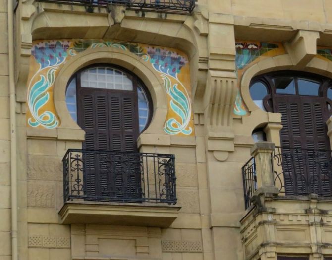 Ventana modernista: foto en Donostia-San Sebastián