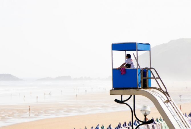 Vigilantes y niebla: foto en Zarautz