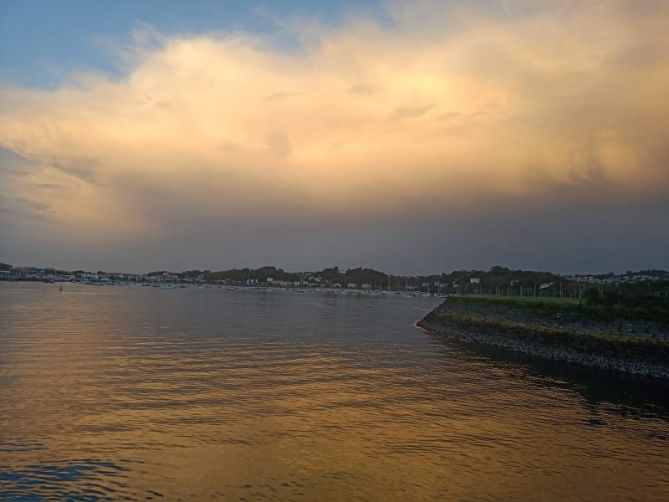 Amanecer en el canal : foto en Hondarribia