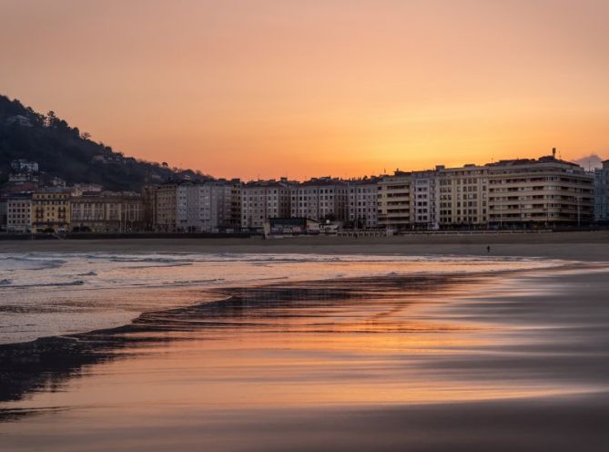 Amanecer en la zurriola.: foto en Donostia-San Sebastián