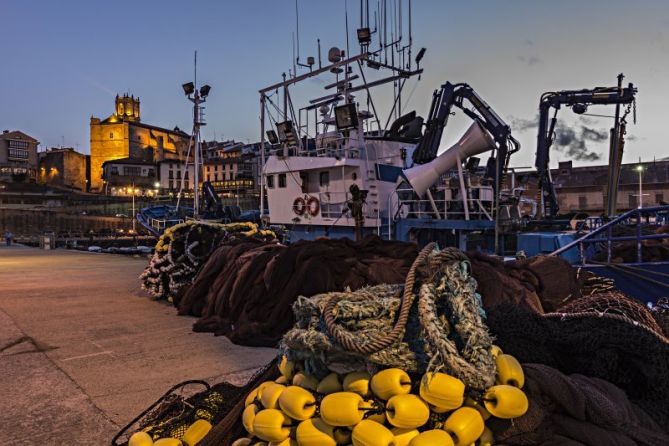 Anochecer y descanso en el puerto: foto en Getaria