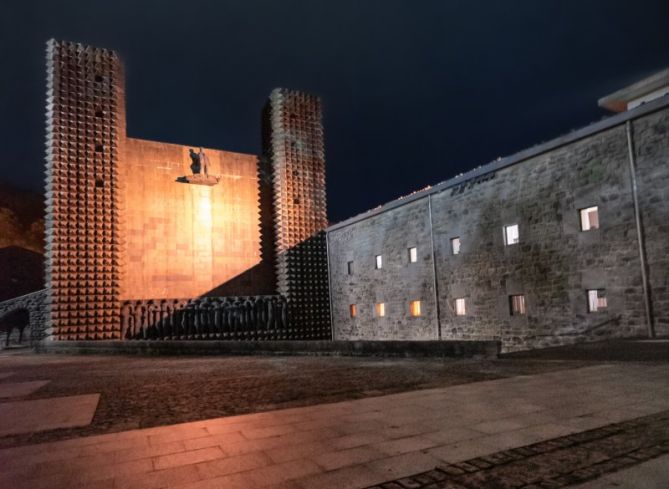 Arantzazu de noche: foto en Oñati