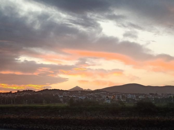 Atardecer en el canal : foto en Hondarribia