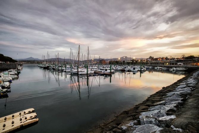 Atardecer en el Puerto: foto en Hondarribia