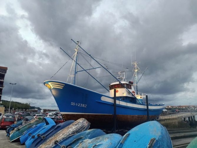 Barco en el carro: foto en Hondarribia