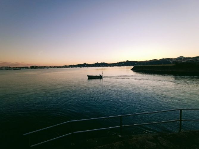 Barco navegando: foto en Hondarribia