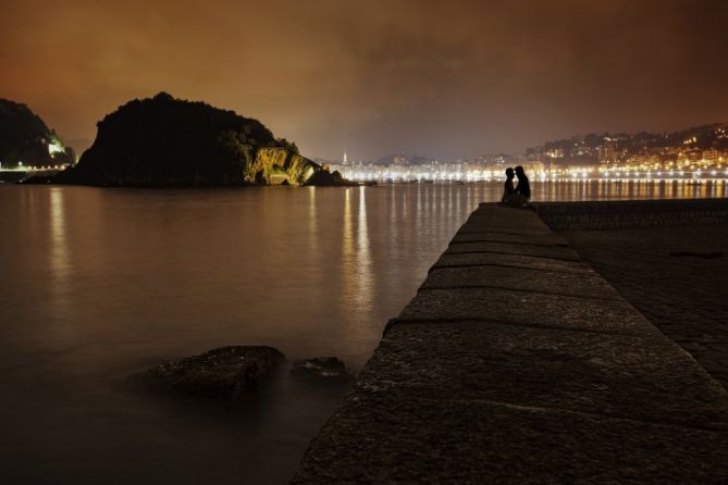 Beso a larga exposición: foto en Donostia-San Sebastián