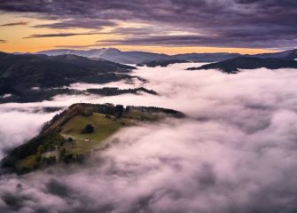 Caserio dentro del mar de nubes