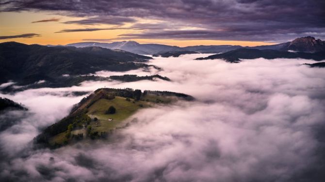 Caserio dentro del mar de nubes: foto en Bergara