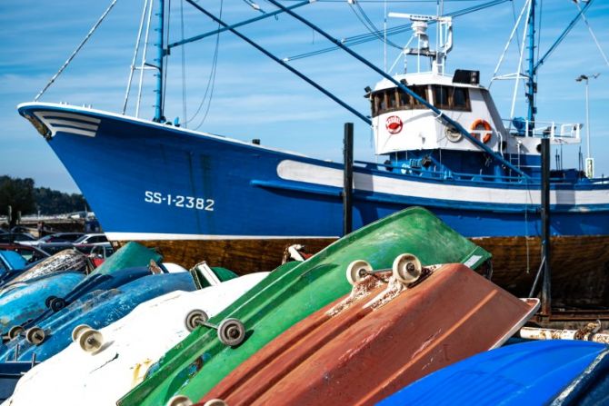 EL DESCANSO DE LOS BARCOS PESQUEROS: foto en Hondarribia