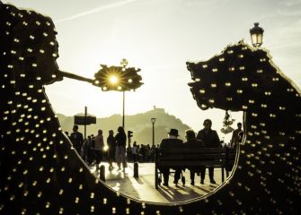 De día, el faro es el sol.