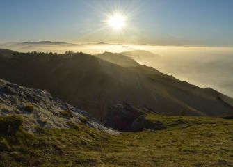 EGUZKIA ETA LAINOA - SOL Y NIEBLA