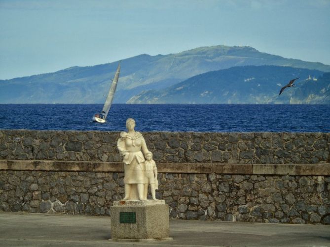 ESTATUA DE GETARIA: foto en Getaria