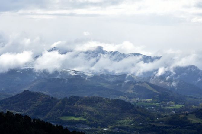 HODEI ARTEAN - ENTRE NUBES: foto en Oiartzun