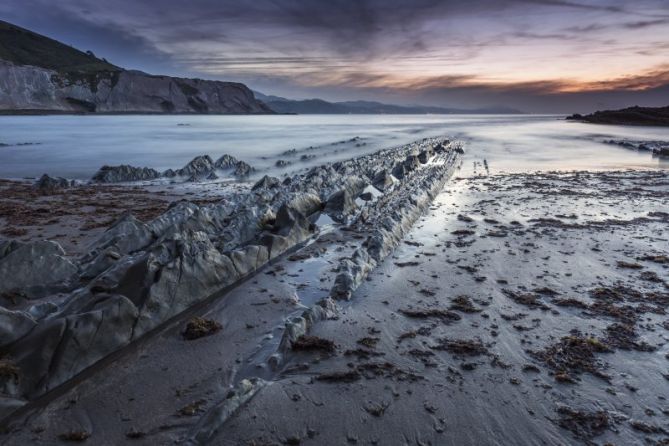 Ilunabar koloretsua Itzurungo hondartzan: foto en Zumaia