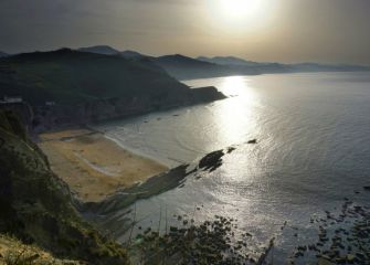 Itzurun goitik begiratuta