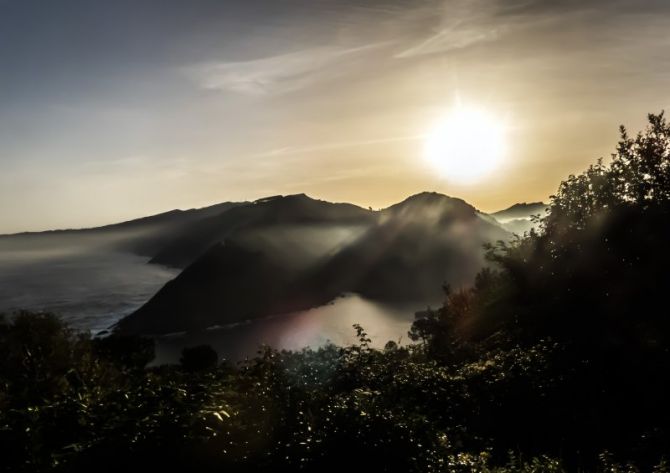 JAIZQUIBEL ENTRE LA NIEBLA: foto en Pasaia