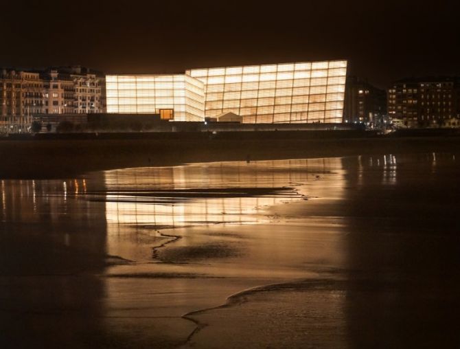 Los reflejos del Kursaal.: foto en Donostia-San Sebastián