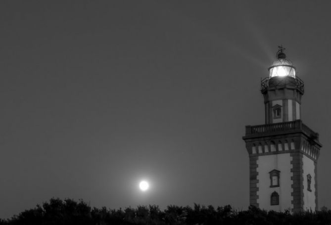 La luna y el faro: foto en Hondarribia