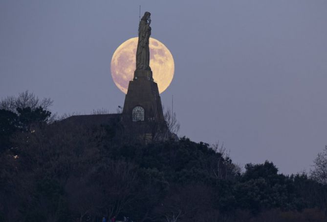 Luna llena en Urgull: foto en Donostia-San Sebastián