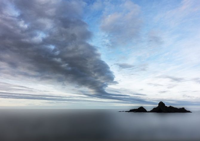 Nube simulando el humo de una chimenea: foto en Mutriku