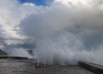Nubes y olas