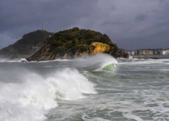 Olas entrando en la bahía