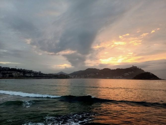 Olas en la playa de la concha : foto en Donostia-San Sebastián