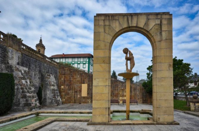 EL OSO Y EL MADROÑO: foto en Hondarribia