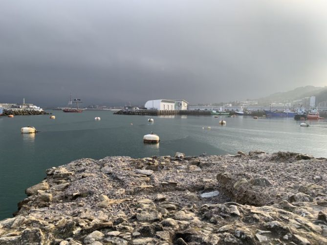 Pasado y presente en el puerto: foto en Hondarribia