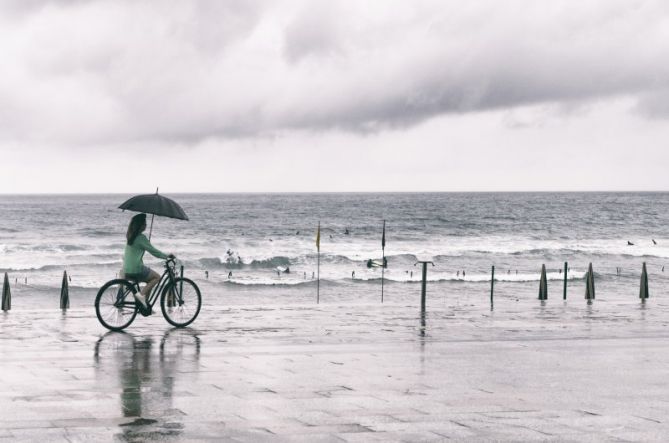 Paseo bajo la lluvia.: foto en Zarautz