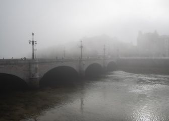 Puente entre la niebla