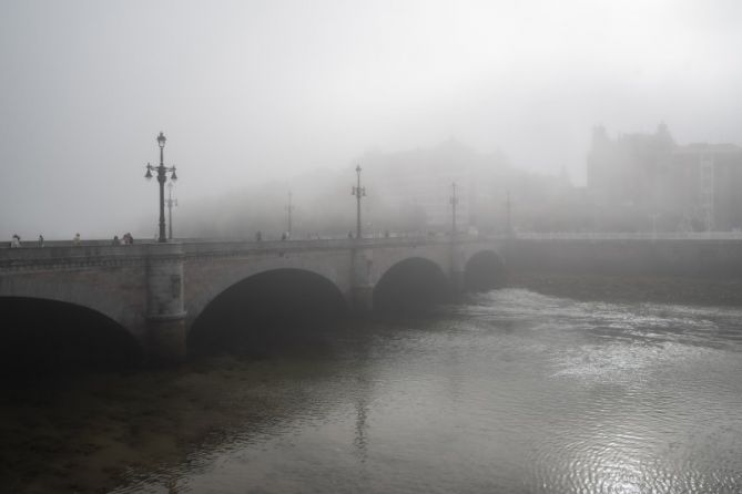 Puente entre la niebla: foto en Donostia-San Sebastián