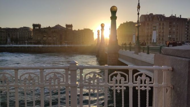 El puente y sus farolas.: foto en Donostia-San Sebastián