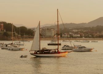Velero en la Bahía de la Concha 