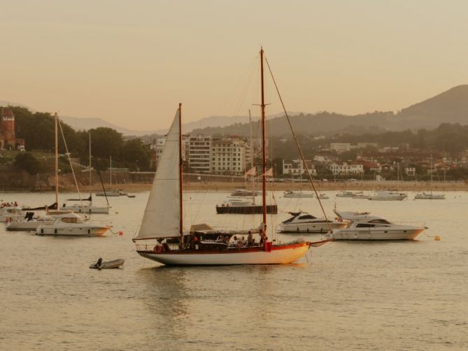 Velero en la Bahía de la Concha : foto en Donostia-San Sebastián