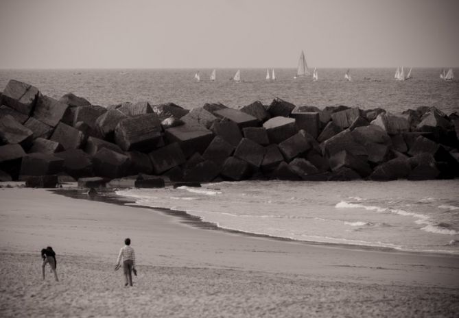 Veleros en la playa de Gros: foto en Donostia-San Sebastián