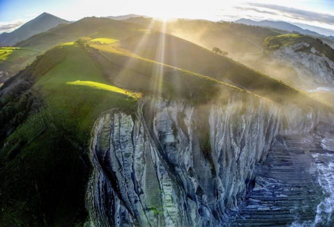 ACANTILADOS: foto en Deba