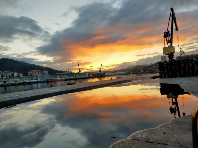 Amanecer en el puerto de pasajes : foto en Pasaia