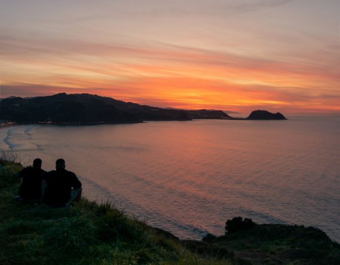 Amanecer con vistas a Getaria.: foto en Zarautz