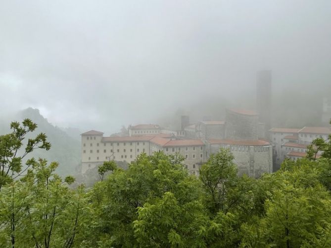 Arantzazu en la niebla: foto en Oñati