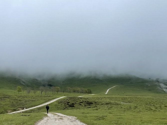 Caminando bajo la niebla : foto en Oñati