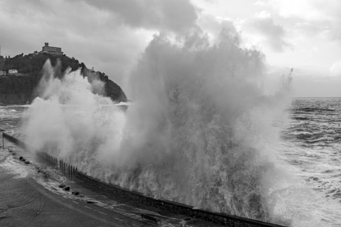 Chocando contra el muro.: foto en Donostia-San Sebastián